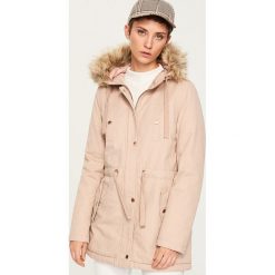 Parka z futerkiem przy kapturze - Różowy. Parki damskie marki Reserved. W wyprzedaży za 199.99 zł.