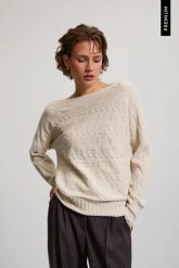 Sweter z dekoltem w łódke beżowy. Brązowe swetry damskie MOODO, l, bez wzorów, z poliamidu, bez kołnierzyka, bez ramiączek, bez kaptura. Za 149.99 zł.