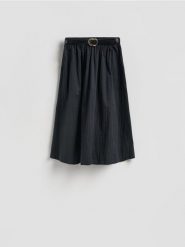 Spódnica midi z paskiem - czarny. Czarne spódnice damskie Reserved, l, bez wzorów, z tkaniny, midi, rozkloszowane. Za 149.99 zł.