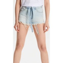 Jeansowe szorty z paskiem - Niebieski. Szorty damskie Cropp. Za 89.99 zł.