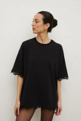 Tshirt typu oversize z KORONKĄ w kolorze BLACK- MIDNIGHT. Czarne t-shirty damskie Marsala, m, bez wzorów, z bawełny, klasyczne, bez kołnierzyka. Za 169.90 zł.
