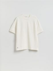 T-shirt boxy z nadrukiem - złamana biel. T-shirty męskie Reserved, l, bez wzorów, z bawełny, bez kołnierzyka. Za 89.99 zł.