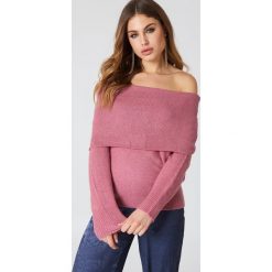 NA-KD Szeroki sweter z odkrytymi ramionami - Pink. Swetry damskie marki NA-KD. W wyprzedaży za 32.38 zł.