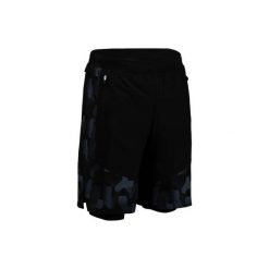 Spodenki fitness kardio FST 520 męskie. Czarne krótkie spodenki sportowe męskie DOMYOS, l, bez wzorów, z elastanu, na fitness i siłownię. W wyprzedaży za 54.99 zł.
