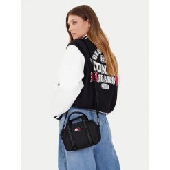 Torebka Tommy Jeans. Czarne torebki do ręki damskie Tommy Jeans, bez wzorów, z jeansu, klasyczne, bez dodatków. Za 209.99 zł.