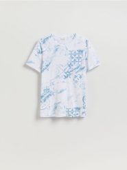 T-shirt regular z nadrukiem allover - niebieski. Niebieskie t-shirty męskie Reserved, l, bez wzorów, z bawełny, bez kołnierzyka. Za 59.99 zł.