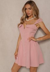 Ciemnoróżowa Sukienka o Rozkloszowanym Kroju na Ramiączkach z Ozdobnym Dekoltem Salaviel. Czerwone sukienki damskie Renee, na co dzień, l, bez wzorów, eleganckie, bez kołnierzyka, bez ramiączek, mini, kopertowe. Za 159.99 zł.