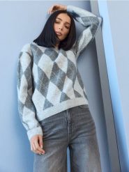 Sweter z wzorem w romby - wielobarwny. Swetry damskie Sinsay, l, bez wzorów, bez kołnierzyka, bez ramiączek, bez kaptura. Za 59.99 zł.