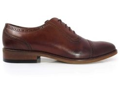 Brązowe przecierane brogsy typu adelaide T138. Brązowe eleganckie półbuty Modini Moda Męska, ze skóry, casualowe, bez zapięcia. W wyprzedaży za 333.00 zł.