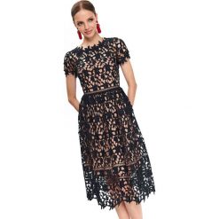 ELEGANCKA KORONKOWA SUKIENKA. Czarne sukienki damskie marki TOP SECRET, na lato, bez wzorów, z koronki, eleganckie, bez kołnierzyka, bez ramiączek. Za 249.99 zł.