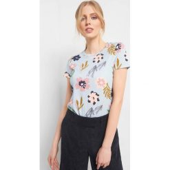 T-shirt ze wzorem. T-shirty damskie marki Orsay. Za 29.99 zł.