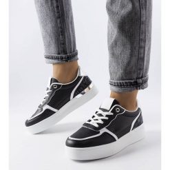 Czarne sneakersy na platformie Tooele. Czarne trampki i tenisówki damskie bez wzorów, klasyczne, bez zapięcia. Za 88.66 zł.