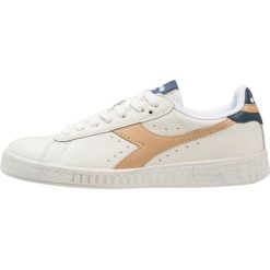 Diadora GAME WAXED Tenisówki i Trampki bianco/beige juta. Trampki męskie Diadora, z materiału. W wyprzedaży za 341.10 zł.