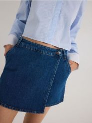 Jeansowe spódnico-szorty - granatowy. Niebieskie szorty damskie Reserved, bez wzorów, z bawełny. W wyprzedaży za 59.99 zł.