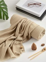 Koc w pepitkę - beżowy. Brązowe kocyki dla dzieci Sinsay. W wyprzedaży za 27.99 zł.