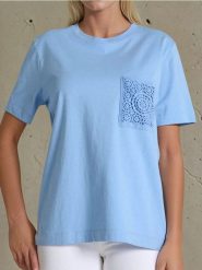 Koszulka z ozdobną kieszonką - niebieski. Niebieskie t-shirty damskie Sinsay, l, bez wzorów, bez kołnierzyka. W wyprzedaży za 17.99 zł.