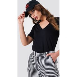 NA-KD Basic T-shirt basic z dekoltem V - Black. Czarne t-shirty damskie NA-KD Basic, z dzianiny, dekolt w kształcie v. Za 52.95 zł.