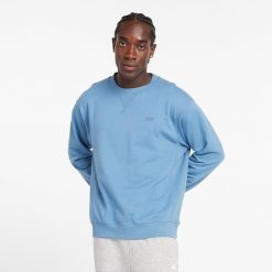 Bluza męska New Balance MT41506HEB – niebieska. Niebieskie bluzy męskie New Balance, m, z aplikacjami, z bawełny, bez kaptura. Za 169.99 zł.