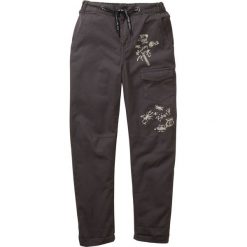 Spodnie chino z elastycznym paskiem bonprix szary łupkowy z nadrukiem. Spodnie materiałowe dla chłopców marki bonprix. Za 44.99 zł.