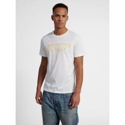 Koszulka z logo Hummel Graphic Displaced. Białe koszulki sportowe męskie Hummel, bez wzorów, z dzianiny, bez kołnierzyka, bez ramiączek, na fitness i siłownię. Za 119.00 zł.