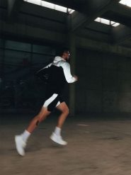 4F Spodenki do biegania odblaskowe męskie - czarne M. Czarne krótkie spodenki sportowe męskie 4f, l, bez wzorów, z materiału, do biegania. Za 199.99 zł.