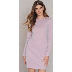 NA-KD Party Brokatowa sukienka z okrągłym dekoltem - Pink. Sukienki damskie marki NA-KD Party. W wyprzedaży za 60.97 zł.