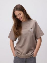 T-shirt z nadrukiem - brązowy. Brązowe t-shirty damskie Reserved, l, bez wzorów, z bawełny, bez kołnierzyka. W wyprzedaży za 39.99 zł.