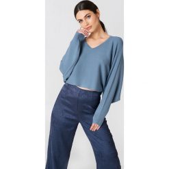 NA-KD Krótki sweter z rękawem typu nietoperz - Blue. Swetry damskie marki NA-KD. W wyprzedaży za 60.97 zł.