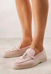 Różowe Mokasyny z Imitacji Zamszu Zdobione Zawieszką i Przeszyciem Aezoris. Czerwone mokasyny damskie Renee, z jeansu, eleganckie. Za 99.99 zł.