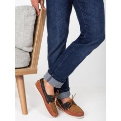 Skórzane buty żeglarskie TBS Phenis. Niebieskie buty sportowe męskie TBS, bez zapięcia, żeglarskie. Za 480.50 zł.