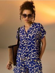 Wiskozowa koszula z krótkim rękawem w geometryczny wzór - niebieski. Niebieskie koszule damskie Sinsay, l, bez wzorów, z wiskozy, bez kołnierzyka, bez ramiączek. Za 25.99 zł.