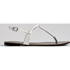Sandały flip flop ze skóry ekologicznej - Biały. Białe sandały damskie marki Mohito, bez wzorów, ze skóry ekologicznej. Za 79.99 zł.
