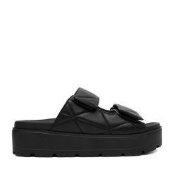 Klapki DeeZee. Czarne klapki damskie DeeZee, bez wzorów, bez obcasa. Za 149.99 zł.