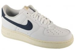 Buty sportowe Sneakersy damskie, Air Force 1 07. Białe obuwie sportowe damskie Nike, bez wzorów, z materiału, trekkingowe, Nike Air Force. Za 499.99 zł.