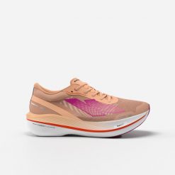Buty do biegania z płytką karbonową damskie Kiprun Kipstorm Challenger. Brązowe obuwie sportowe damskie KIPRUN, bez wzorów, z materiału, do biegania. Za 599.99 zł.