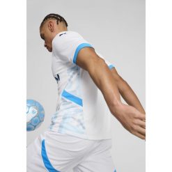 Młodzieżowa koszulka domowa Olympique Marsylia 24/25 PUMA White Bleu Azur Blue. Biała koszulki sportowe męskie Puma, l, w ażurowe wzory, bez kołnierzyka, bez ramiączek, do piłki nożnej. W wyprzedaży za 322.50 zł.