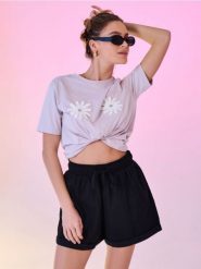 Bawełniane szorty z przeszyciami - czarny. Czarne szorty damskie Sinsay, l, bez wzorów, z bawełny. Za 39.99 zł.