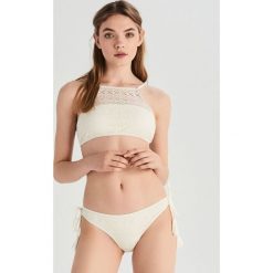 Dwuczęściowy strój kąpielowy z koronką - Kremowy. Bikini damskie Sinsay. W wyprzedaży za 39.99 zł.