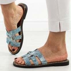 Niebieskie klapki damskie M.Daszyński 2266-17. Niebieskie klapki damskie M.Daszyński, bez wzorów, ze skóry, eleganckie, bez obcasa, na płaskiej podeszwie. W wyprzedaży za 134.10 zł.