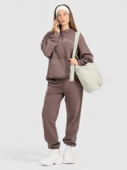 4F Spodnie dresowe joggery damskie - brązowe S. Brązowe spodnie dresowe damskie 4f, s, bez wzorów, z dresówki. Za 149.99 zł.