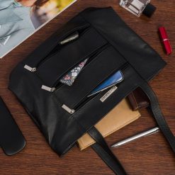 Skórzana damska torba na ramię elegancka czarna klasyczna Beltimore L44. Czarne torby na ramię damskie bez wzorów, eleganckie, bez dodatków. Za 219.99 zł.