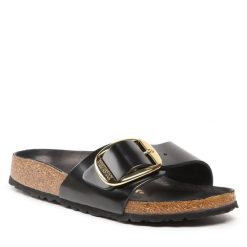 Klapki Birkenstock. Czarne klapki damskie Birkenstock, bez wzorów, bez obcasa. Za 629.99 zł.