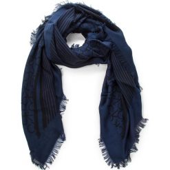 Chusta CALVIN KLEIN - Printed Ck Scarf K60K604704 001. Niebieskie szaliki i chusty damskie Calvin Klein, z materiału. Za 229.00 zł.