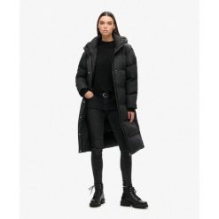 Długi pikowany płaszcz z kapturem. Czarne płaszcze damskie Superdry., bez wzorów, eleganckie, długie, z kapturem. W wyprzedaży za 605.30 zł.