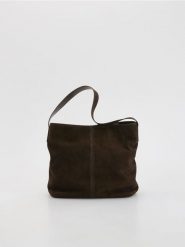 Zamszowa torebka - ciemnobrązowy. Brązowe torebki do ręki damskie Reserved, bez wzorów, ze skóry, zamszowe, bez dodatków. Za 299.99 zł.