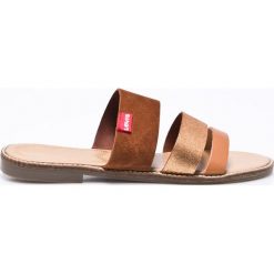 Levi's - Klapki. Brązowe klapki damskie Levi's, z materiału. W wyprzedaży za 159.90 zł.