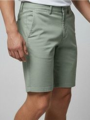 Szorty chino - zielony. Zielone szorty męskie Sinsay, bez wzorów, z materiału. Za 39.99 zł.