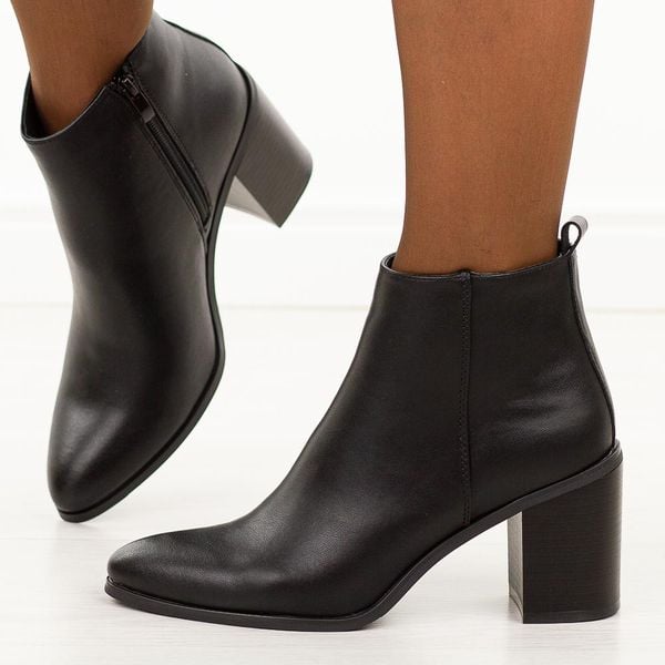 Czarne skórzane botki damskie na słupku Sergio Leone Bt25380-S. Czarne botki damskie Sergio Leone, na jesień, z jeansu, biznesowe, bez obcasa, na obcasie, bez zapięcia. Za 299.00 zł.