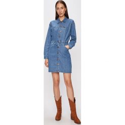 Wrangler - Sukienka. Niebieskie sukienki damskie Wrangler, s, bez wzorów, z bawełny, casualowe, bez kołnierzyka, bez ramiączek. Za 339.90 zł.