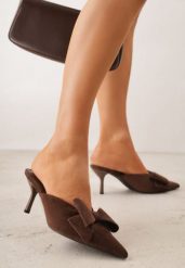 Brązowe Klapki Mule na Szpilce z Kokardką Kimoseis. Brązowe klapki damskie Renee, z aplikacjami, z materiału, bez obcasa, na obcasie. Za 119.99 zł.